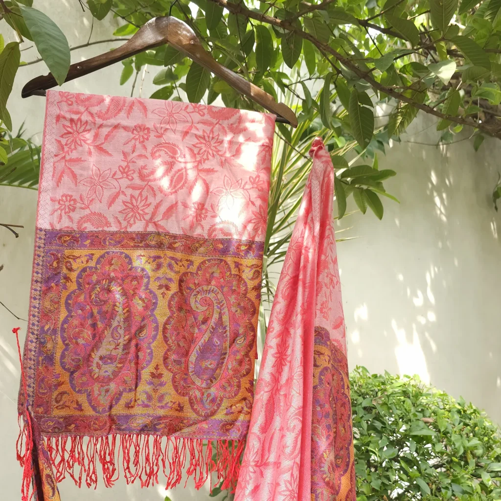 what is the difference between shawl and stole?